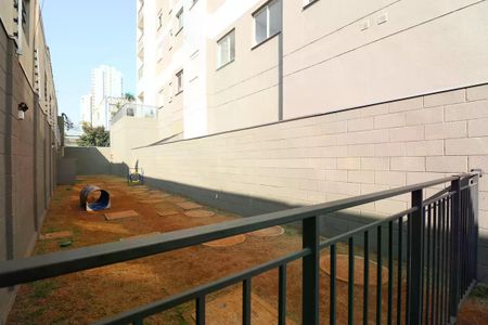 Apartamento à venda com 38m², 2 quartos e sem vaga Apartamento à venda com 38m², 2 quartos e sem vagaPátio com área de brinquedos e escadaria, com vista para a cidade.