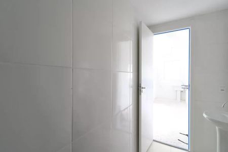 Apartamento à venda com 38m², 2 quartos e sem vaga Apartamento à venda com 38m², 2 quartos e sem vagaParede branca com porta aberta, mostrando um espaço vazio e iluminado.