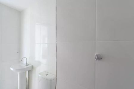 Apartamento à venda com 38m², 2 quartos e sem vaga Apartamento à venda com 38m², 2 quartos e sem vagaBanheiro com pia e vaso sanitário brancos, paredes e chão de porcelanato, iluminação natural e boa qualidade.