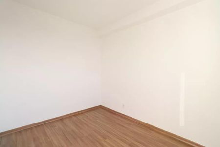 Apartamento à venda com 38m², 2 quartos e sem vaga Apartamento à venda com 38m², 2 quartos e sem vagaSala com piso de madeira e paredes brancas, iluminada por luz natural.