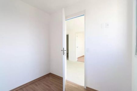 Apartamento à venda com 38m², 2 quartos e sem vaga Apartamento à venda com 38m², 2 quartos e sem vagaQuarto com porta aberta, mostrando o corredor e a escada, com piso de madeira e parede branca.