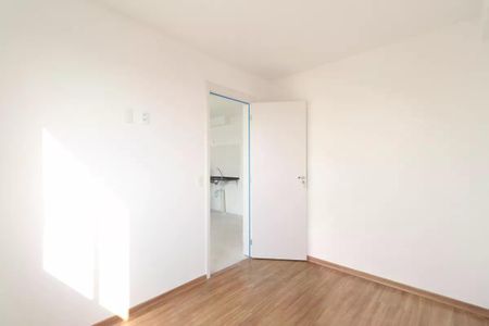 Apartamento à venda com 38m², 2 quartos e sem vaga Apartamento à venda com 38m², 2 quartos e sem vagaSala com porta aberta, mostrando uma pequena cozinha com pia e geladeira.