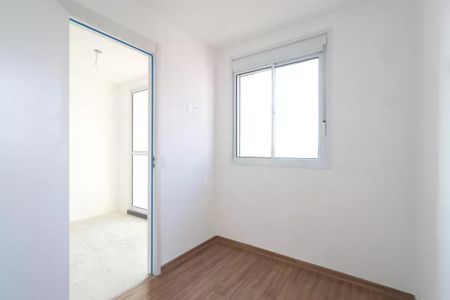 Apartamento à venda com 38m², 2 quartos e sem vaga Apartamento à venda com 38m², 2 quartos e sem vagaQuarto com porta e janela, com piso de madeira e parede branca, sem móveis ou decoração.