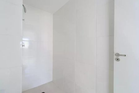 Apartamento à venda com 38m², 2 quartos e sem vaga Apartamento à venda com 38m², 2 quartos e sem vagaBanheiro com piso de porcelanato e parede branca, sem móveis ou decoração.