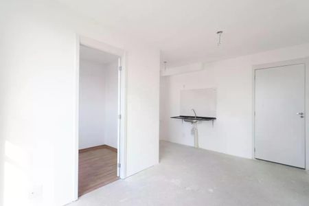 Apartamento à venda com 38m², 2 quartos e sem vaga Apartamento à venda com 38m², 2 quartos e sem vagaEspaço de cozinha com pátio e janela pequena, sem geladeira ou fogão.