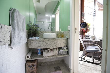 Casa de condomínio à venda com 310m², 4 quartos e 2 vagasBanheiro da churrasqueira 