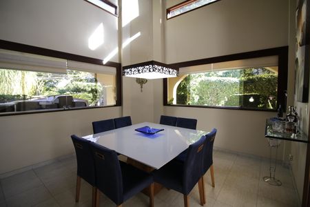Casa de condomínio à venda com 310m², 4 quartos e 2 vagasSala