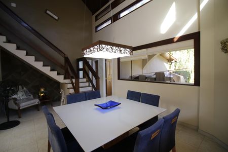Casa de condomínio à venda com 310m², 4 quartos e 2 vagasSala
