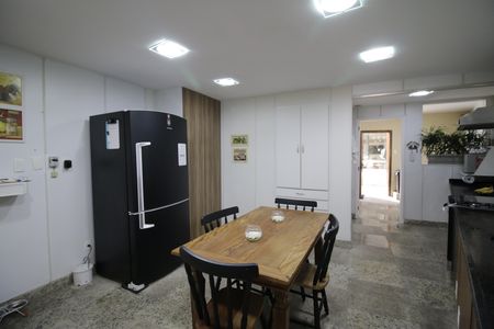 Casa de condomínio à venda com 310m², 4 quartos e 2 vagasCozinha