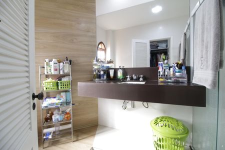 Casa de condomínio à venda com 310m², 4 quartos e 2 vagasBanheiro da Suíte 2