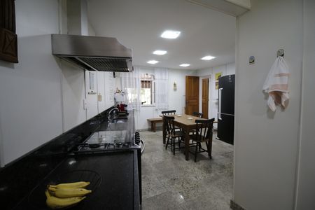 Casa de condomínio à venda com 310m², 4 quartos e 2 vagasCozinha