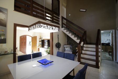 Casa de condomínio à venda com 310m², 4 quartos e 2 vagasSala