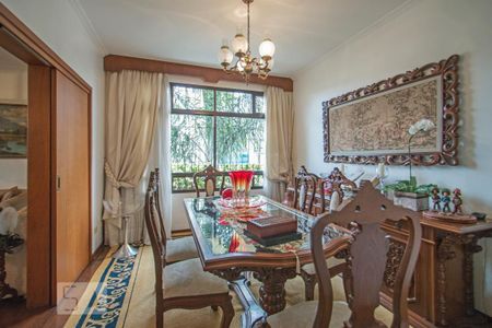 Apartamento para alugar com 240m², 5 quartos e 4 vagas