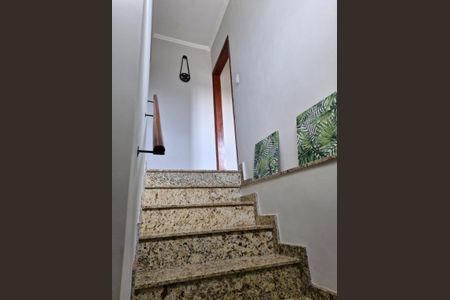 Casa à venda com 120m², 3 quartos e 3 vagasEscada