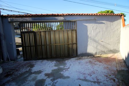 Casa para alugar com 70m², 2 quartos e 4 vagasQuintal e garagem