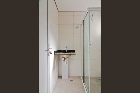 Banheiro de kitnet/studio para alugar com 1 quarto, 24m² em Vila Diva, São Paulo