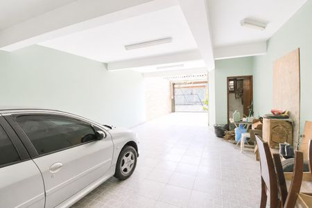 Casa à venda com 195m², 4 quartos e 4 vagas Casa à venda com 195m², 4 quartos e 4 vagasGaragem com carro e mobília para venda.