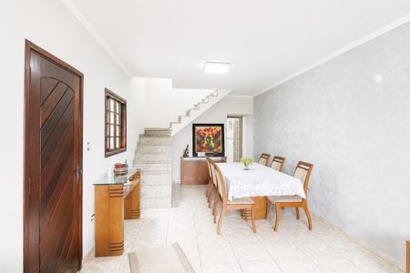 Sala de jantar com mesa e cadeiras de madeira e TV na parede. de casa à venda com 4 quartos, 195m² em Jardim Ipanema(Zona Leste), São Paulo