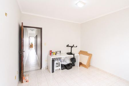 Parede branca com porta de madeira e teto branco, com um pequeno espaço de trabalho e uma mesa branca. de casa à venda com 4 quartos, 195m² em Jardim Ipanema(Zona Leste), São Paulo