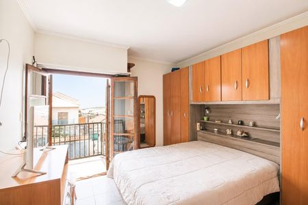 Quarto com cama, armários e TV, com vista para a cidade. de casa à venda com 4 quartos, 195m² em Jardim Ipanema(Zona Leste), São Paulo