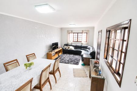Sala de estar com sofá, TV e mesa de jantar, iluminada por luz natural e artificial. de casa à venda com 4 quartos, 195m² em Jardim Ipanema(Zona Leste), São Paulo