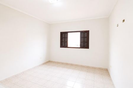Sala com paredes brancas e piso de porcelanato, com uma janela com persianas de madeira e iluminação natural. de casa à venda com 4 quartos, 195m² em Jardim Ipanema(Zona Leste), São Paulo