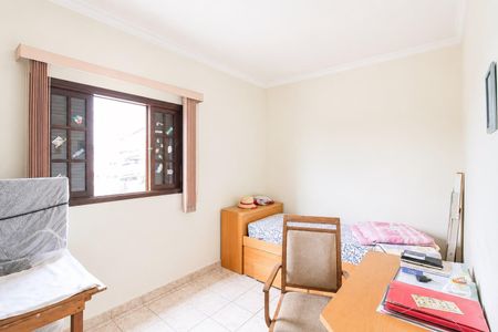 Quarto simples com cama de solteiro e mesa de trabalho, iluminado por janela grande. de casa à venda com 4 quartos, 195m² em Jardim Ipanema(Zona Leste), São Paulo