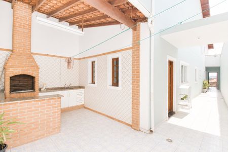 Casa à venda com 195m², 4 quartos e 4 vagas Casa à venda com 195m², 4 quartos e 4 vagasCozinha com churrasqueira e pia em tijolos, com piso de azulejos e teto de madeira.