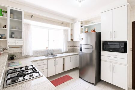 Casa à venda com 195m², 4 quartos e 4 vagas Casa à venda com 195m², 4 quartos e 4 vagasCozinha com móveis brancos, piso de granito e geladeira de aço inox.