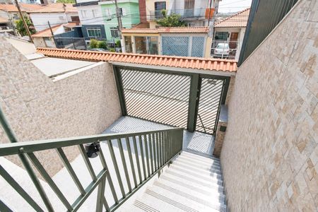 Casa à venda com 195m², 4 quartos e 4 vagas Casa à venda com 195m², 4 quartos e 4 vagasEscada de acesso a uma casa em uma rua de uma cidade brasileira.
