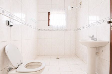 Banheiro com piso de porcelanato e banheira de vidro. de casa à venda com 4 quartos, 195m² em Jardim Ipanema(Zona Leste), São Paulo