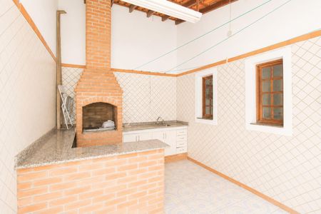 Casa à venda com 195m², 4 quartos e 4 vagas Casa à venda com 195m², 4 quartos e 4 vagasCozinha com churrasqueira e pia em granito, com iluminação boa e mobiliário básico.