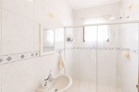 Banheiro com piso de porcelanato e parede de azulejo, com uma pia e um espelho. de casa à venda com 4 quartos, 195m² em Jardim Ipanema(Zona Leste), São Paulo