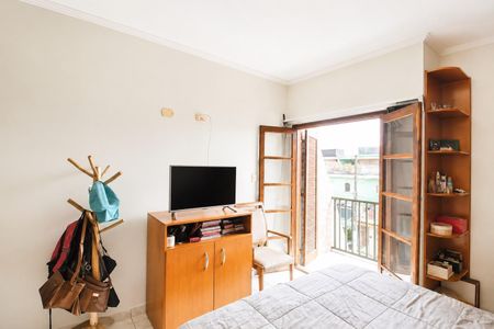 Quarto com cama, TV e porta para varanda. de casa à venda com 4 quartos, 195m² em Jardim Ipanema(Zona Leste), São Paulo