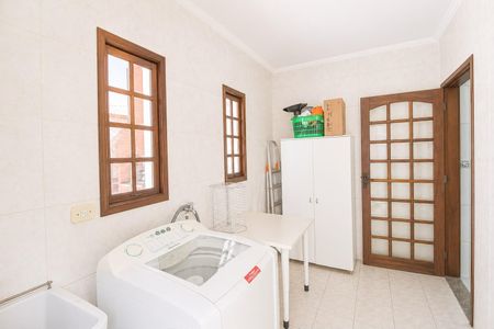 Casa à venda com 195m², 4 quartos e 4 vagas Casa à venda com 195m², 4 quartos e 4 vagasBanheiro com piso de porcelanato e lavabo em formato de L.