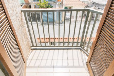Casa à venda com 195m², 4 quartos e 4 vagas Casa à venda com 195m², 4 quartos e 4 vagasVaranda com vista para a rua, com balcão e portas de vidro, em uma casa de estilo moderno.