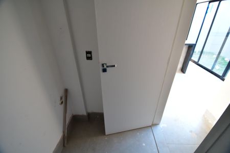 Casa de condomínio à venda com 130m², 3 quartos e 2 vagasLavabo