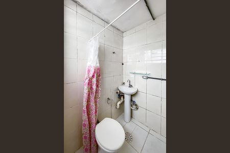 Banheiro de kitnet/studio para alugar com 0 quarto, 20m² em Bela Vista, São Paulo