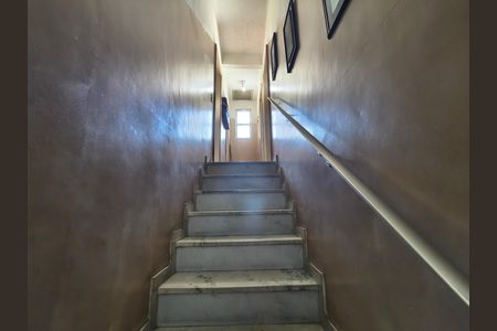 Casa à venda com 360m², 3 quartos e 3 vagas Casa à venda com 360m², 3 quartos e 3 vagasEscada Andar Superior