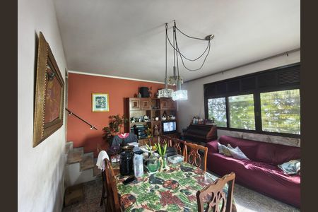 Casa à venda com 360m², 3 quartos e 3 vagas Casa à venda com 360m², 3 quartos e 3 vagasSala