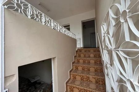 Escada com carpete e balaustrada de madeira no interior de uma casa. de casa à venda com 3 quartos, 315m² em Vila Formosa, São Paulo
