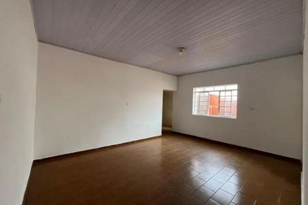 Sala com piso de porcelanato e teto de madeira, com uma janela pequena e iluminação boa. de casa à venda com 3 quartos, 315m² em Vila Formosa, São Paulo