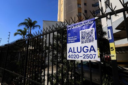 Apartamento para alugar com 67m², 3 quartos e 1 vagaFachada com Plaquinha