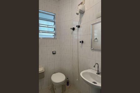 Banheiro de kitnet/studio para alugar com 1 quarto, 34m² em José Menino, Santos