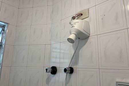 Banheiro de kitnet/studio para alugar com 1 quarto, 34m² em José Menino, Santos