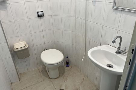 Banheiro de kitnet/studio para alugar com 1 quarto, 34m² em José Menino, Santos