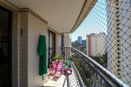 Apartamento para alugar com 141m², 4 quartos e 3 vagas Apartamento para alugar com 141m², 4 quartos e 3 vagasVaranda