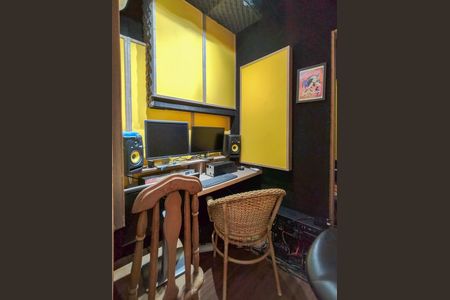 Apartamento à venda com 107m², 3 quartos e 2 vagas Apartamento à venda com 107m², 3 quartos e 2 vagasQuarto de Serviço