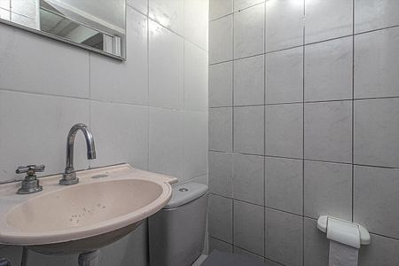 Casa para alugar com 500m², 2 quartos e 6 vagas Casa para alugar com 500m², 2 quartos e 6 vagasbanheiro social da casa 3_2