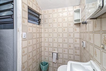 Casa para alugar com 500m², 2 quartos e 6 vagas Casa para alugar com 500m², 2 quartos e 6 vagasbanheiro social da casa 2_4